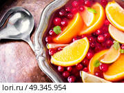 Mulled wine hot drink. Christmas mulled wine with orange,cranberry and spices. Стоковое фото, агентство Ingram Publishing / Фотобанк Лори