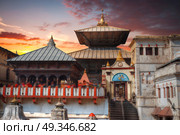 Freely walk monkey. Votive temples and shrines in a row at Pashupatinath Temple, Kathmandu, Nepal. Стоковое фото, агентство Ingram Publishing / Фотобанк Лори