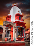 Freely walk monkey. Votive temples and shrines in a row at Pashupatinath Temple, Kathmandu, Nepal. Стоковое фото, агентство Ingram Publishing / Фотобанк Лори