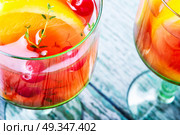 Mulled wine drink. Winter mulled wine with orange,cranberry and spices. Стоковое фото, агентство Ingram Publishing / Фотобанк Лори