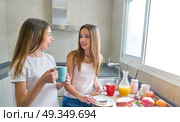 best friends girls teens breakfast in kitchen. best friends girls teens breakfast in kitchen having fun. Стоковое фото, агентство Ingram Publishing / Фотобанк Лори