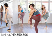 Female teacher conducts modern dance lessons for group of girls. Стоковое фото, фотограф Яков Филимонов / Фотобанк Лори