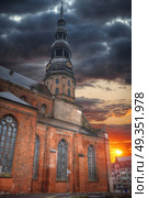 Riga Church of St. Peter and the streets of the ancient city. Riga Church of St. Peter . Стоковое фото, агентство Ingram Publishing / Фотобанк Лори