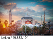 Istanbul is Turkey’s largest city, the main industrial, commercial and cultural center. Located on the banks of the Bosphorus Strait. Istanbul is Turkey’s largest city. Стоковое фото, агентство Ingram Publishing / Фотобанк Лори
