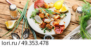 Unusual meat salad. Salad with fried bacon, croutons and Jerusalem artichoke. Стоковое фото, агентство Ingram Publishing / Фотобанк Лори
