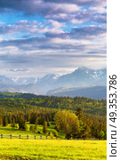 Inspiring evening light in spring. Sunset in Tatra Mountains, Poland. Mountain ridge over cloudy sky. Evening light in spring. Sunset in Tatra Mountains, Poland. Стоковое фото, агентство Ingram Publishing / Фотобанк Лори