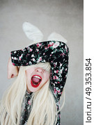 Young woman wearing bunny ears and screaming . Стоковое фото, агентство Ingram Publishing / Фотобанк Лори