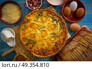 Quiche recipe with spinach and goats cheese. Quiche recipe with spinach and goats cheese on blue table. Стоковое фото, агентство Ingram Publishing / Фотобанк Лори