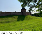 Феодоровская и Митрополичья башни Новгородского кремля (Детинца) солнечным безоблачным летним днем. Стоковое фото, фотограф Елена Яворская / Фотобанк Лори