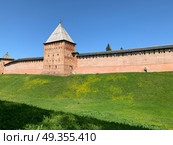 Спасская башня Новгородского кремля (Детинца) солнечным безоблачным летним днем. Стоковое фото, фотограф Елена Яворская / Фотобанк Лори