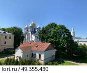 Вид на Софийский собор, Часозвоню и лекторий музея Новгородского кремля (Детинца) со смотровой площадки на Боевой ход кремля солнечным безоблачным летним днём. Стоковое фото, фотограф Елена Яворская / Фотобанк Лори