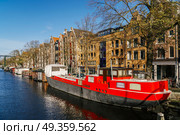 Beautiful Architecture Of Dutch Houses and Houseboats On Amsterdam Canal In Autumn. Стоковое фото, агентство Ingram Publishing / Фотобанк Лори