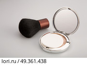 Collapsible mirror and brush for blush on a white background. Cosmetic set. Стоковое фото, агентство Ingram Publishing / Фотобанк Лори