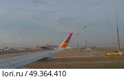 Airplanes on the airfield, view from the porthole. Редакционное видео, видеограф Игорь Жоров / Фотобанк Лори