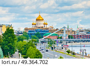 Храм Христа Спасителя, освещенный лучами солнца. Вид со стороны Фрунзенской набережной. Москва. Россия. Редакционное фото, фотограф E. O. / Фотобанк Лори