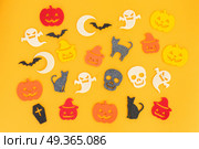 Halloween scene on orange background. Halloween flat lay pattern on orange background. Стоковое фото, агентство Ingram Publishing / Фотобанк Лори