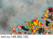 Colorful halloween candies on stone. Trick and treat - colorful halloween candies on stone background with copy space. Стоковое фото, агентство Ingram Publishing / Фотобанк Лори