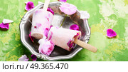 Sundae with taste of rose. Summer vanilla ice cream with fresh rose flowers. Стоковое фото, агентство Ingram Publishing / Фотобанк Лори