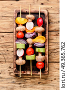 Raw vegetables on skewers. Raw diet kebab from fresh vegetables on skewers. Vegetables for grilling.American cuisine. Стоковое фото, агентство Ingram Publishing / Фотобанк Лори