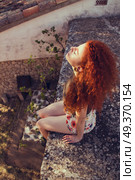 Young redhead woman enjoying the sun at sunset . Стоковое фото, агентство Ingram Publishing / Фотобанк Лори