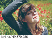 Young woman in a field of flowers . Стоковое фото, агентство Ingram Publishing / Фотобанк Лори