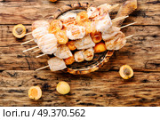 Turkey shish kebab on skewers with apricots.. Tasty grilled turkey. Стоковое фото, агентство Ingram Publishing / Фотобанк Лори