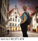woman tourist travel around the city of Tallinn. Стоковое фото, агентство Ingram Publishing / Фотобанк Лори