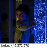 Young kid exploring snoezelen space. Young kid exploring a multi sensory space - snoezelen concept. Стоковое фото, агентство Ingram Publishing / Фотобанк Лори