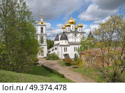 Успенский собор Дмитровского кремля весенним днем. Дмитров, Московская область, Россия. Редакционное фото, фотограф Елена Коромыслова / Фотобанк Лори