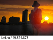 the silhouette of a tourist girl who travels around Cairo. Стоковое фото, агентство Ingram Publishing / Фотобанк Лори