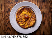 Apple tatin pie cake on puff pastry dessert. Стоковое фото, агентство Ingram Publishing / Фотобанк Лори