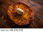 Apple tatin pie cake on puff pastry dessert and ice cream on top. Стоковое фото, агентство Ingram Publishing / Фотобанк Лори
