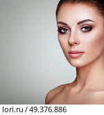 Beautiful Young Woman with Clean Fresh Skin. Perfect Makeup. Beauty Fashion. Eyelashes. Cosmetic Eyeshadow. Highlighting. Cosmetology, Beauty and Spa. Стоковое фото, агентство Ingram Publishing / Фотобанк Лори