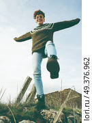 Young redhead woman enjoying the day in nature. Стоковое фото, агентство Ingram Publishing / Фотобанк Лори