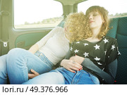 Two young woman doing together a road trip . Стоковое фото, агентство Ingram Publishing / Фотобанк Лори