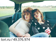 Two young women doing together a road trip . Стоковое фото, агентство Ingram Publishing / Фотобанк Лори