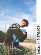 Young redhead woman enjoying the day in nature. Стоковое фото, агентство Ingram Publishing / Фотобанк Лори