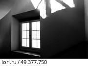 window of a mansion with a wide window sill on a spiral staircase leading to the courtyard. Стоковое фото, агентство Ingram Publishing / Фотобанк Лори