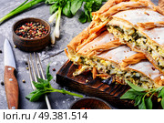 Homemade pie with egg, spinach and onion stuffing. Pie with green and eggs. Стоковое фото, агентство Ingram Publishing / Фотобанк Лори