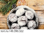 Homemade cookies with cracks for a Christmas holiday.Holiday Food. Xmas crackled chocolate cookies. Стоковое фото, агентство Ingram Publishing / Фотобанк Лори