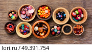 Style beads for making jewelry.Fashion beads.Hobby.Beads set. Colorful beads in wooden bowls. Стоковое фото, агентство Ingram Publishing / Фотобанк Лори
