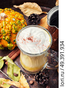 Pumpkin spice latte.Cup with autumn coffee.Coffee drink.Autumn hot drink. Pumpkin spice coffee with whipped cream. Стоковое фото, агентство Ingram Publishing / Фотобанк Лори