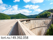 Vidraru dam on Arges river in Transylvania, Romania.  Fagaras ridge in the Carpathian mountains. Hydro electric power station. Стоковое фото, агентство Ingram Publishing / Фотобанк Лори