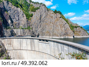 Vidraru dam on Arges river in Transylvania, Romania.  Hydro electric power station.  Fagaras ridge in the Carpathian mountains. Стоковое фото, агентство Ingram Publishing / Фотобанк Лори