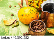 Pumpkin spice latte.Cup with autumn coffee.Coffee drink. Pumpkin spice latte. Стоковое фото, агентство Ingram Publishing / Фотобанк Лори