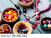 Variety of shapes and colors beads to make a bead necklace.Handcraft. Colorful beads in wooden bowls. Стоковое фото, агентство Ingram Publishing / Фотобанк Лори