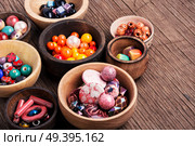 Set of shapes and colors beads to make bead necklace.Bijouterie. Fashion beads in wooden bowls. Стоковое фото, агентство Ingram Publishing / Фотобанк Лори