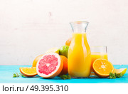 Citrus juices in jar and glass with oranges and grapefruits. Citrus juices. Стоковое фото, агентство Ingram Publishing / Фотобанк Лори