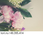 Floral border of fresh flowers - lilac, peonies and lilly of the walley flowers close up, retro toned. Floral borders. Стоковое фото, агентство Ingram Publishing / Фотобанк Лори