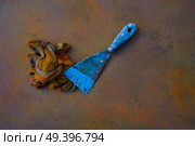 Spatula and colorful rag on oxide painted background. Стоковое фото, агентство Ingram Publishing / Фотобанк Лори